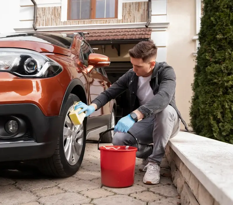 Lavage auto à domicile Étaimpuis : professionnel intervenant sur un véhicule